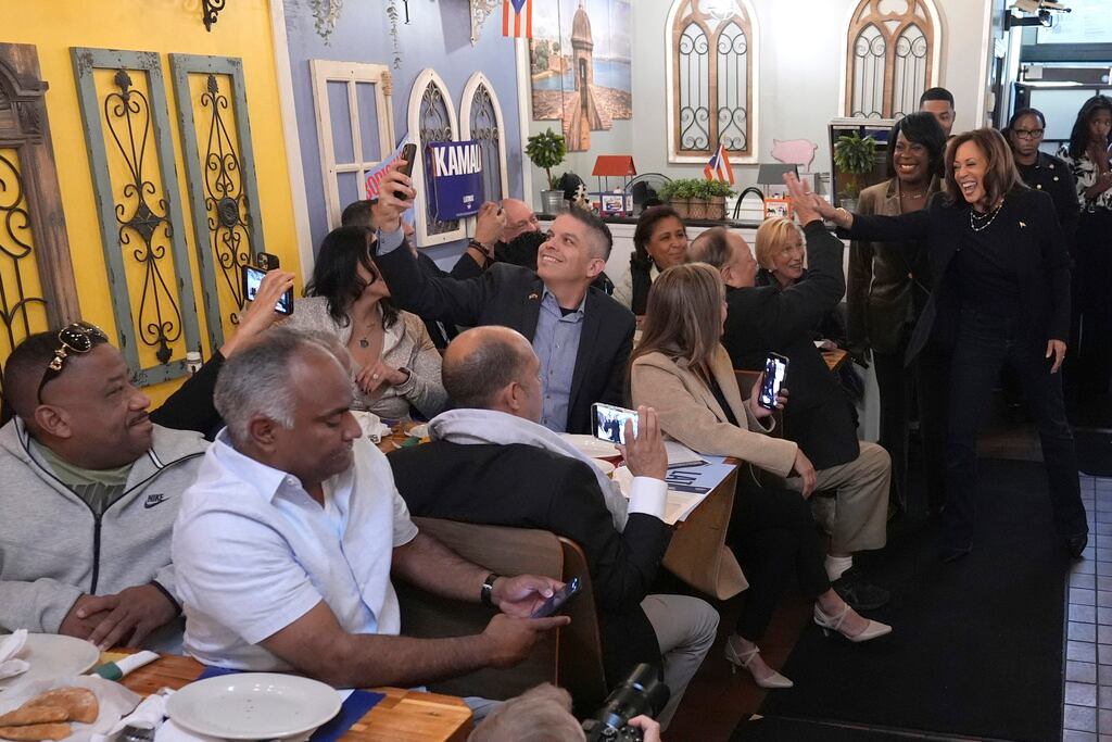 La candidata presidencial demócrata, la vicepresidenta Kamala Harris, de derecha a izquierda, llega con la alcaldesa de Filadelfia, Cherelle Parker, al restaurante Freddy and Tony's durante una parada de campaña, el domingo 27 de octubre de 2024, en Filadelfia. (Foto AP/Susan Walsh)