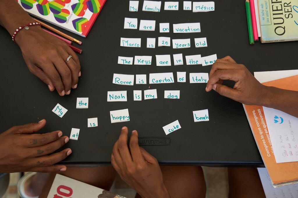 Migrantes reciben clases de inglés en Casa Frida, un albergue que apoya a migrantes LGBTQ+, en Tapachula, estado de Chiapas, México. (AP Foto/Moises Castillo)