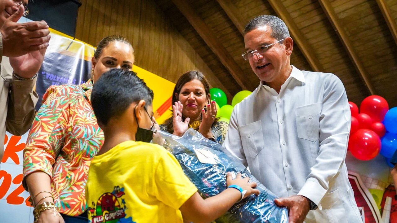 Menores bajo custodia de Familia reciben material educativo para comienzo del año escolar.
