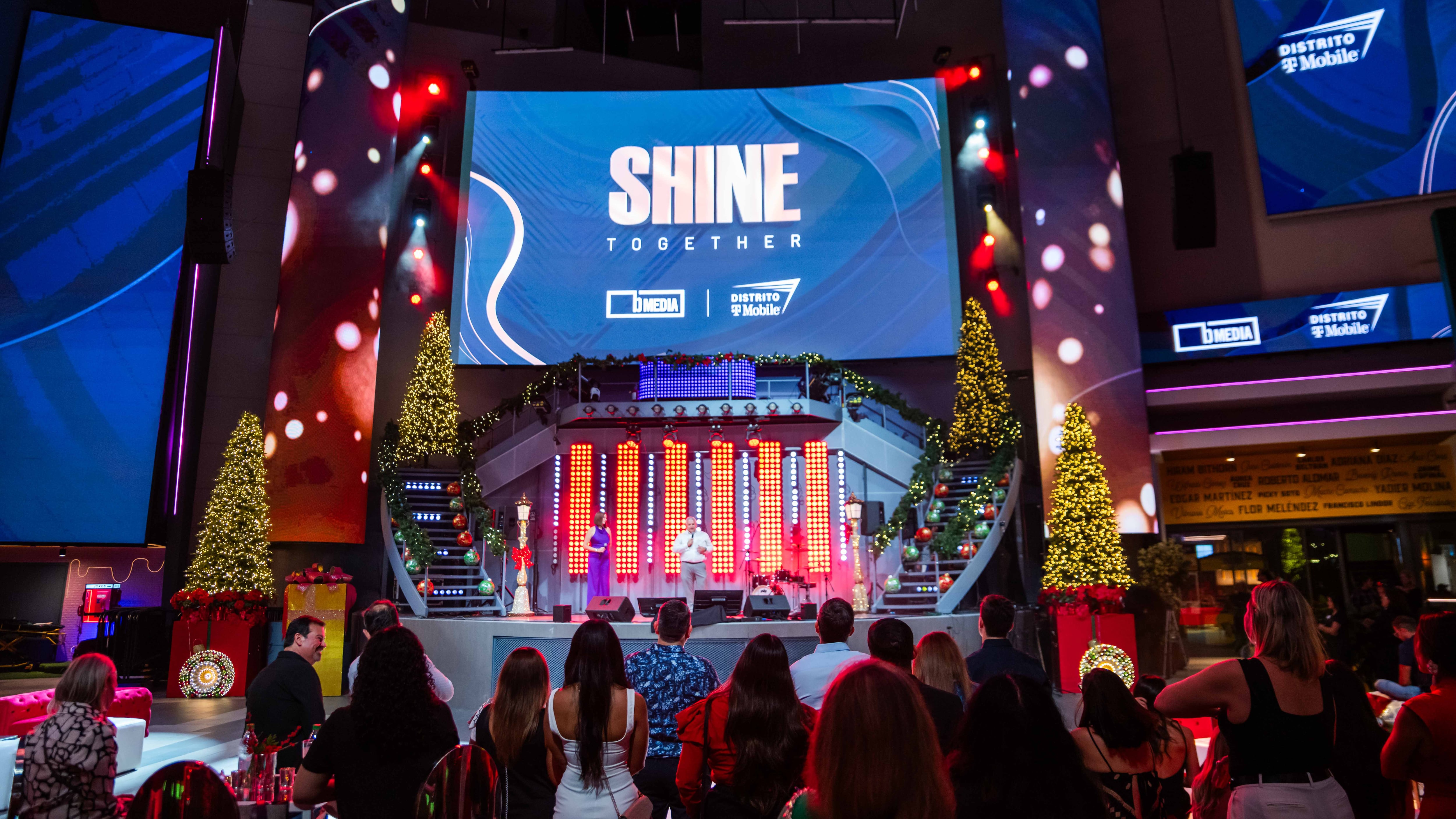 Pantallas de publicidad en el Distrtito T-Mobile