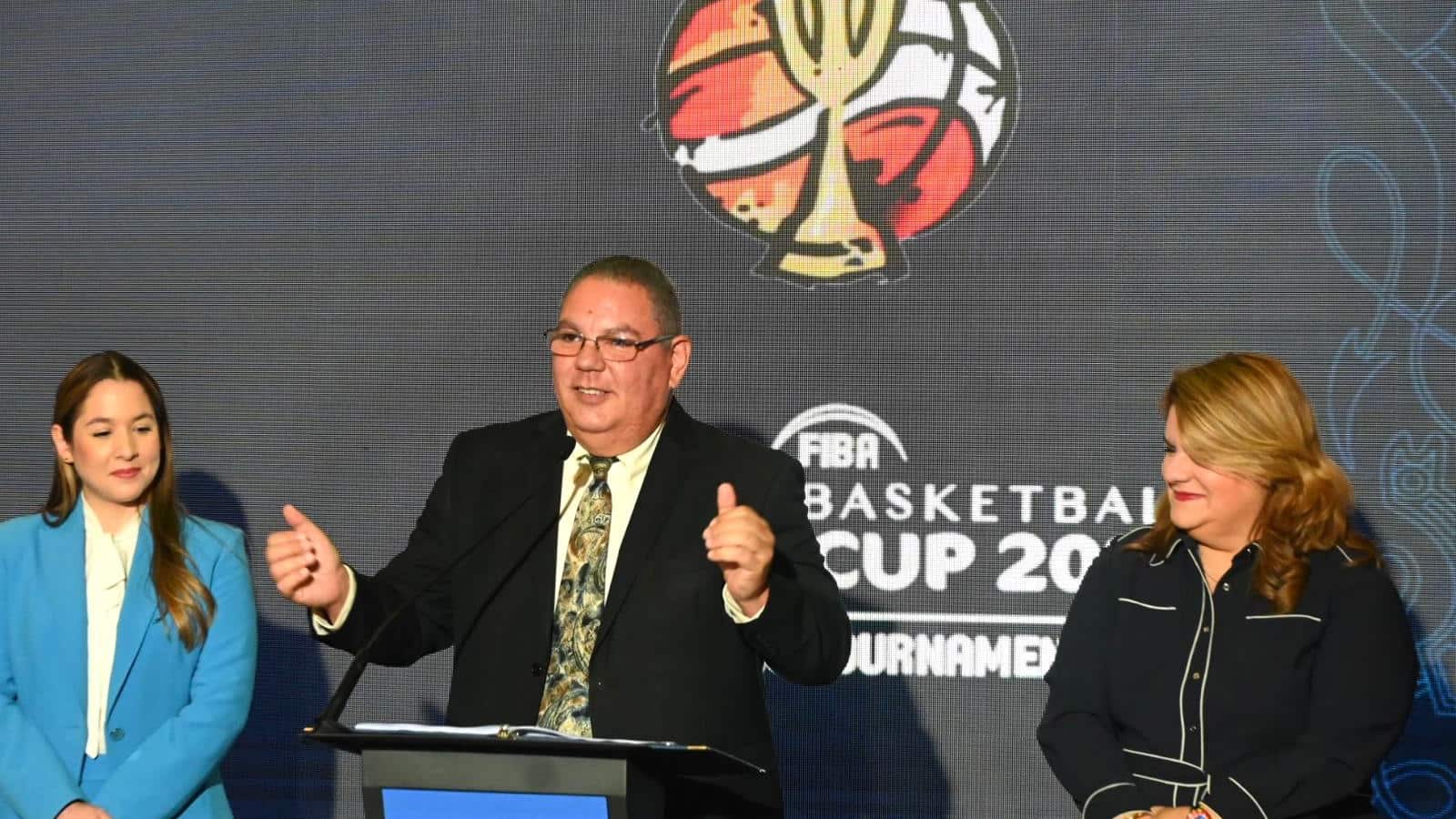 La gobernadora Jenniffer González junto a la directora ejecutiva de la compañía de Turismo y el secretario del Departamento de Recreación y Deportes.