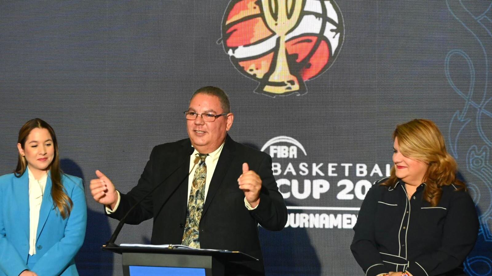 La gobernadora Jenniffer González junto a la directora ejecutiva de la compañía de Turismo y el secretario del Departamento de Recreación y Deportes.