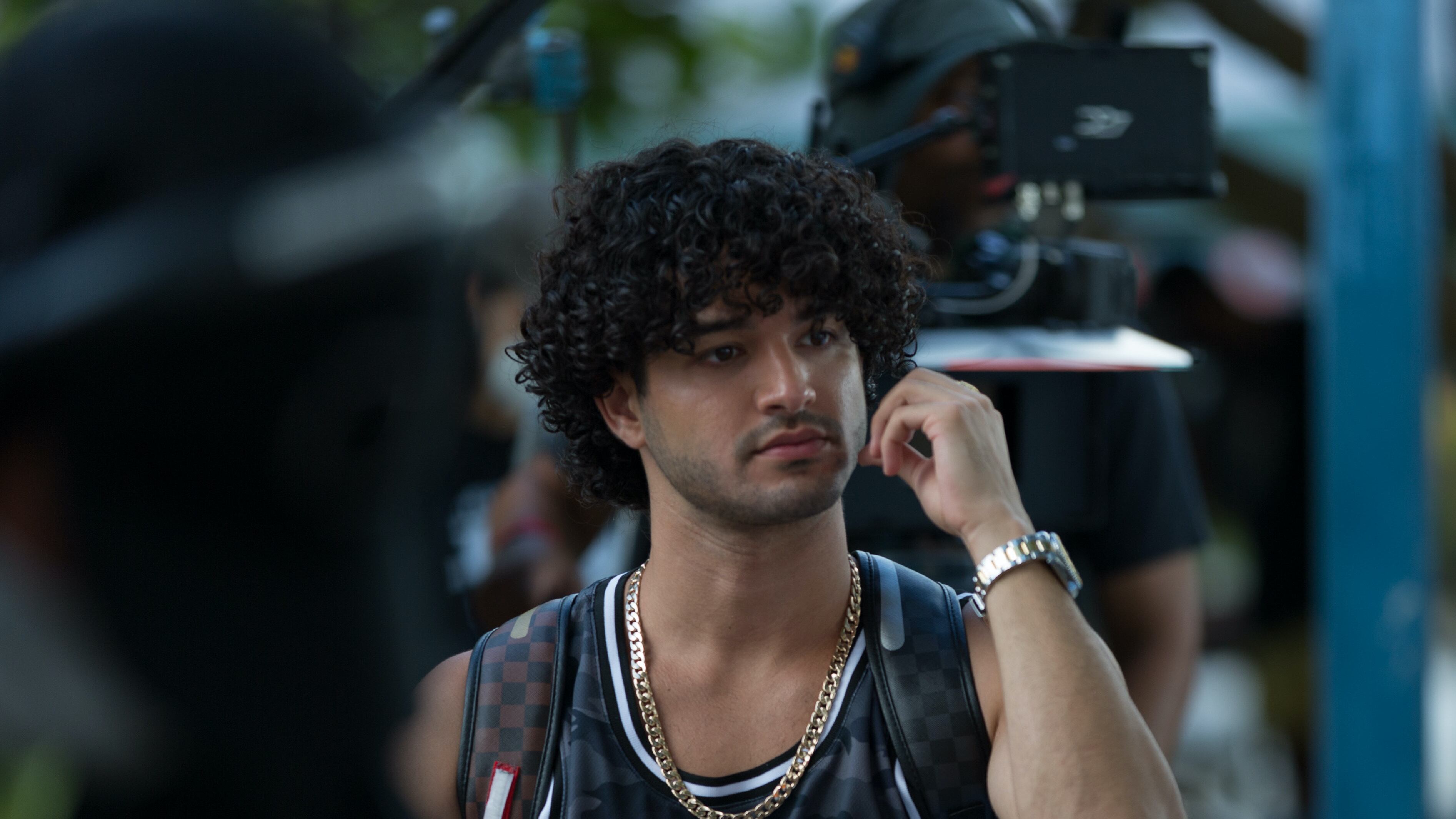 José Cancel como Jairo en la nueva serie de Disney+ Gina Yei.