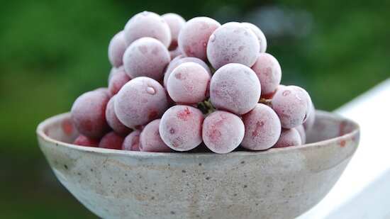 Para descongelar las uvas se les debe echar agua.