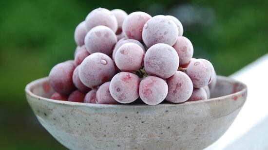 Para descongelar las uvas se les debe echar agua.