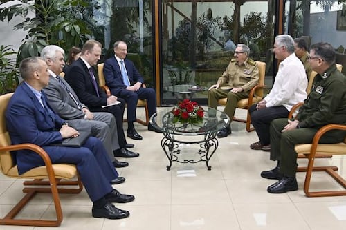 Raúl Castro aparece junto al presidente de Cuba en reunión con secretario de seguridad ruso
