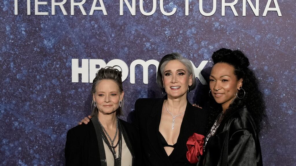 Jodie Foster, de izquierda a derecha, Issa López, y Kali Reis asisten a la alfombra roja de la serie de HBO "True Detective: Night Country", en la Ciudad de México el jueves 11 de enero de 2024. (Foto AP/Eduardo Verdugo)