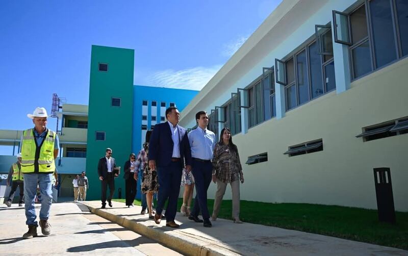 El alcalde de Mayagüez, Jorge Ramos Ruiz, junto al comisionado residente Pablo José Hernández Rivera, centro, recorren la construcción de un centro Head Start.
Foto suministrada