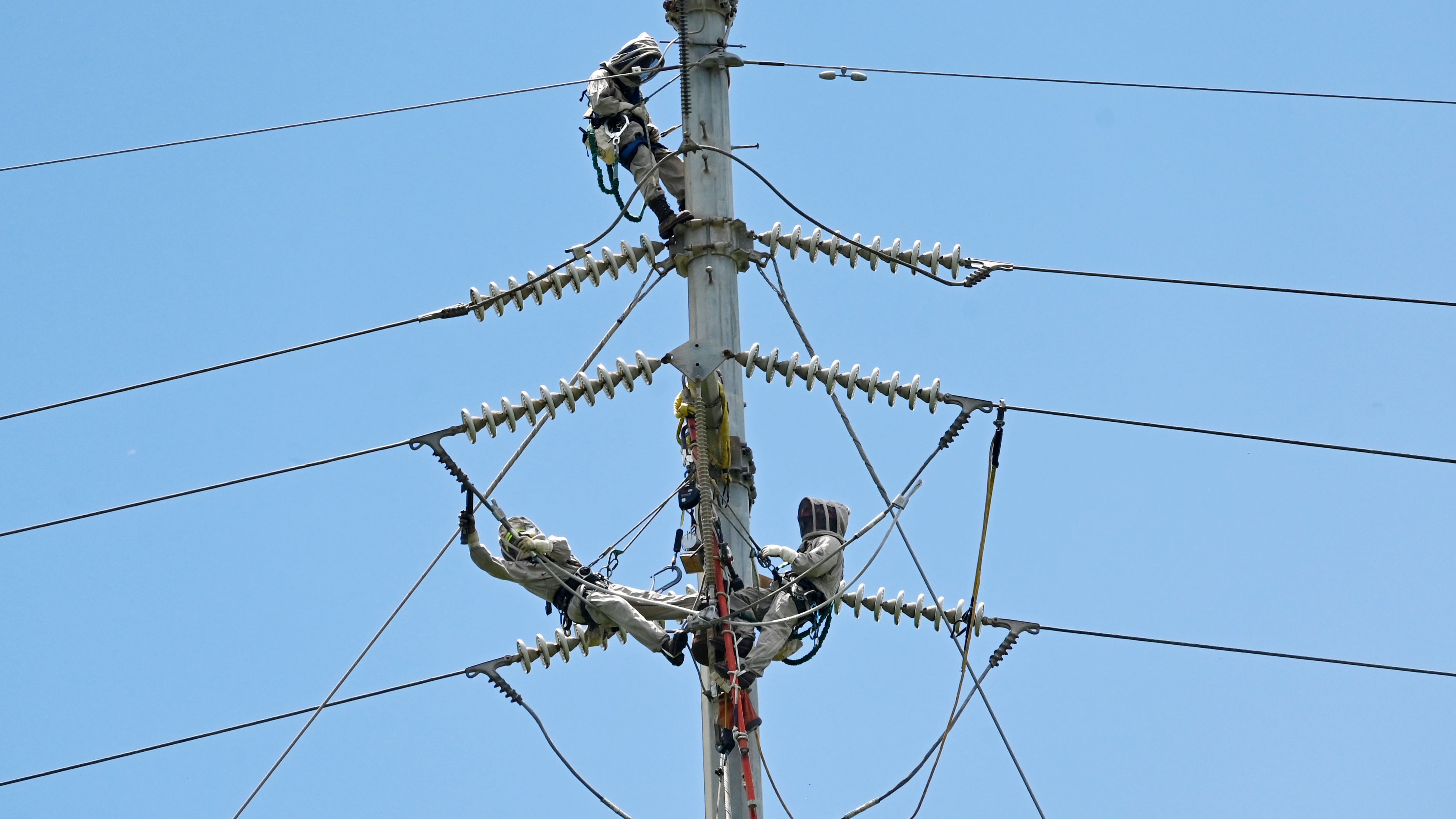 Personal de Luma se prepara para dar mantenimientos a torres de transmisiónes en Vega Alta.