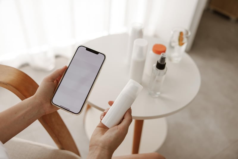 Innovación tecnológica y experiencias inmersivas revolucionan las compras de belleza en línea