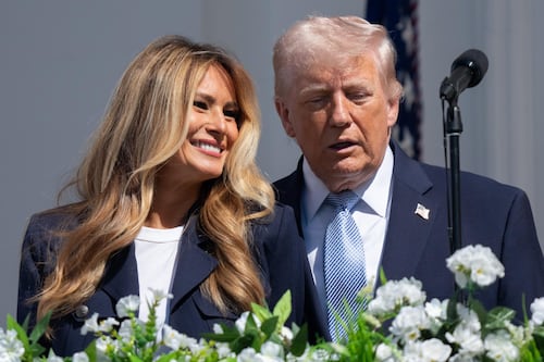 Melania Trump niega haber tenido relación cercana con Epstein