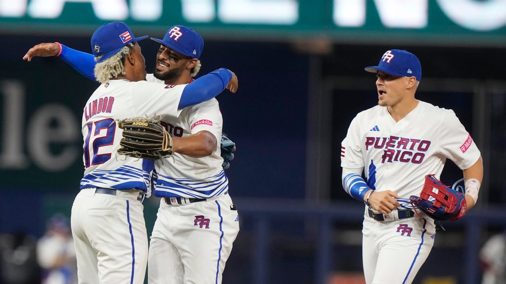 Francisco Lindor, campocorto de Puerto Rico, felicita a sus compañeros luego de aplastar 9-1 a Nicaragua en un juego del Clásico Mundial, el sábado 11 de marzo de 2023, en Miami (AP Foto/Marta Lavandier)