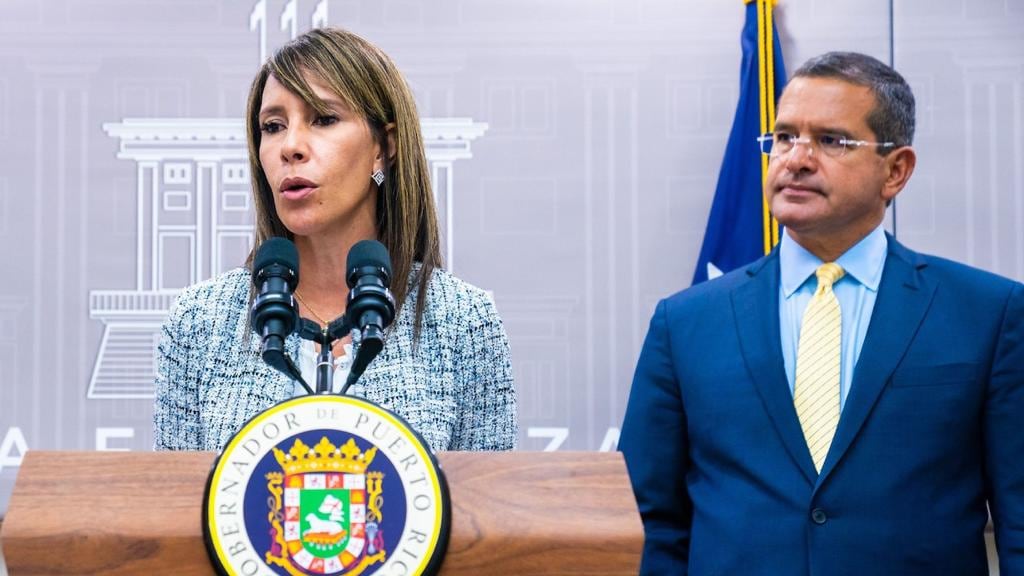 El gobernador Pedro R. Pierluisi, junto a la directora ejecutiva de la Administración de Seguros de Salud (ASES), Edna Marín.