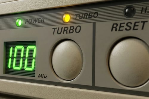 ¿Para qué servía el extraño botón “turbo” de los PCs antiguos y por qué sigue vigente, aunque de otra manera?