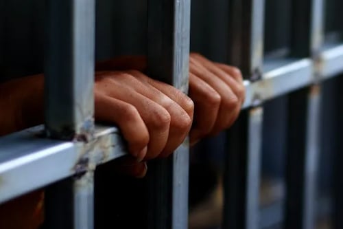 Conflicto entre vecinos: encarcelan a hombre tras agredir a pareja de 65 y 74 años