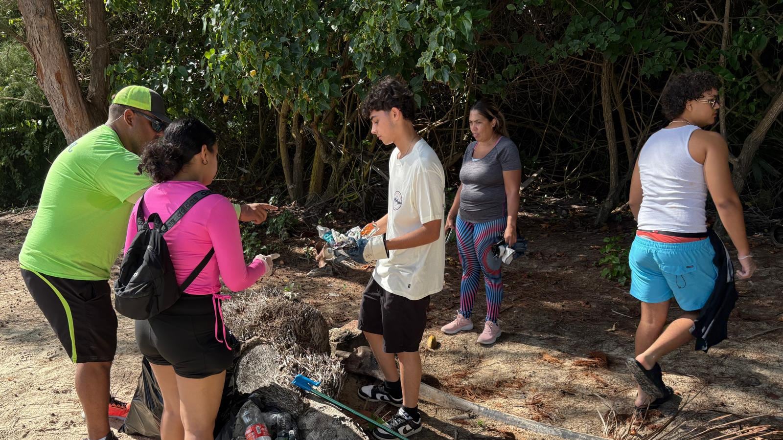 Voluntarios limpian las playas de Puerto Rico.