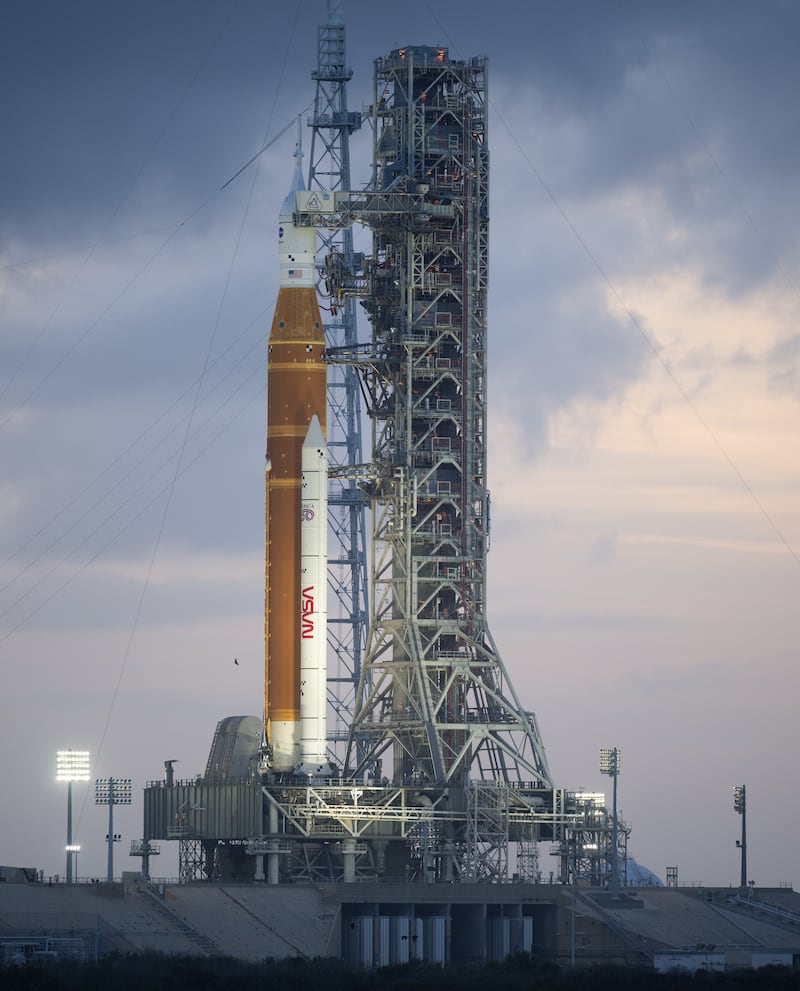 Fotografía cedida por la NASA donde se muestra el cohete del Sistema de Lanzamiento Espacial (SLS) y la nave espacial Orion de la misión Artemis II sobre una plataforma de lanzamiento móvil.