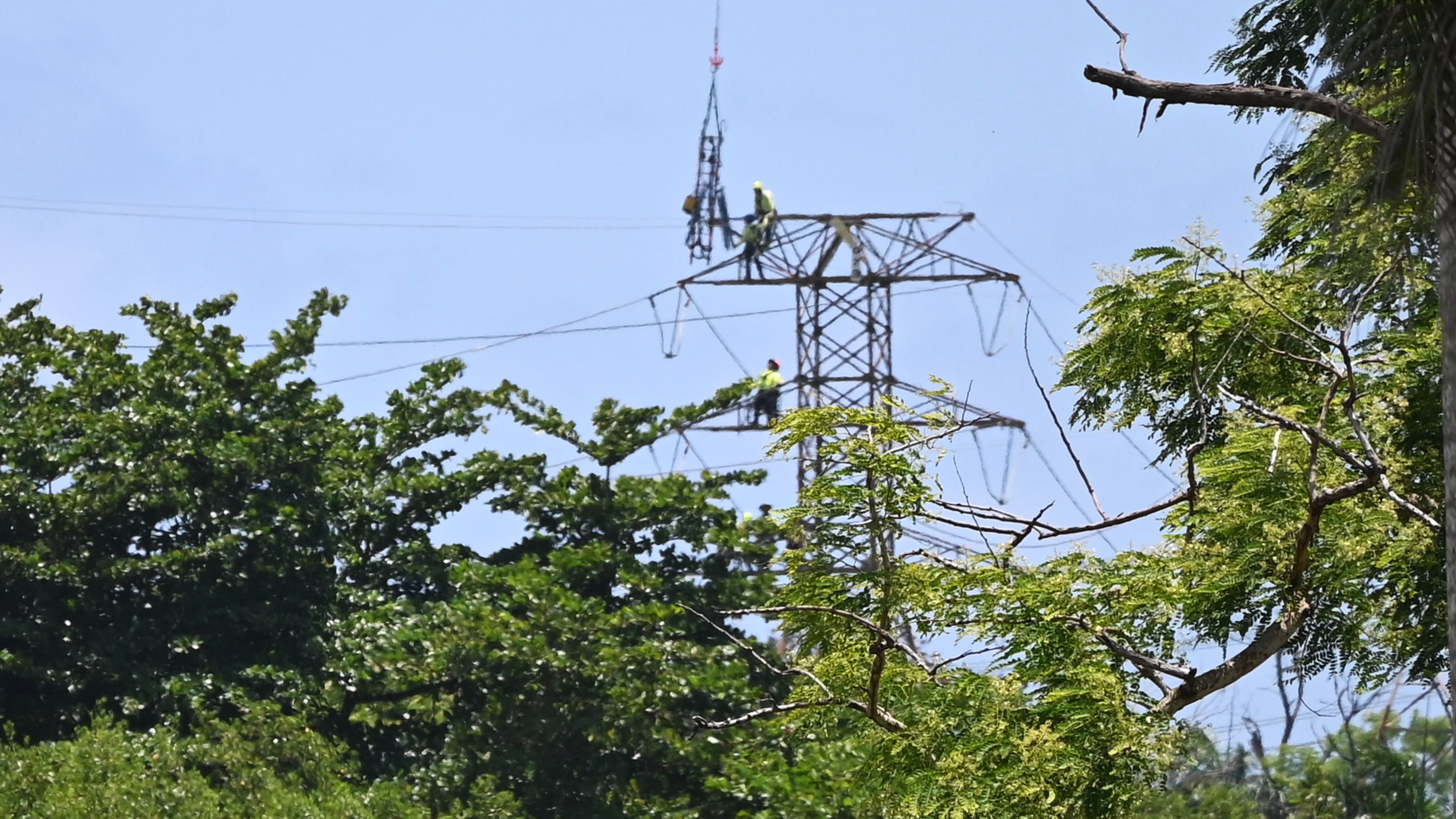 Operaciones de Luma para mantenimiento de aislación y herraje en la línea 377, linea de 115 voltios