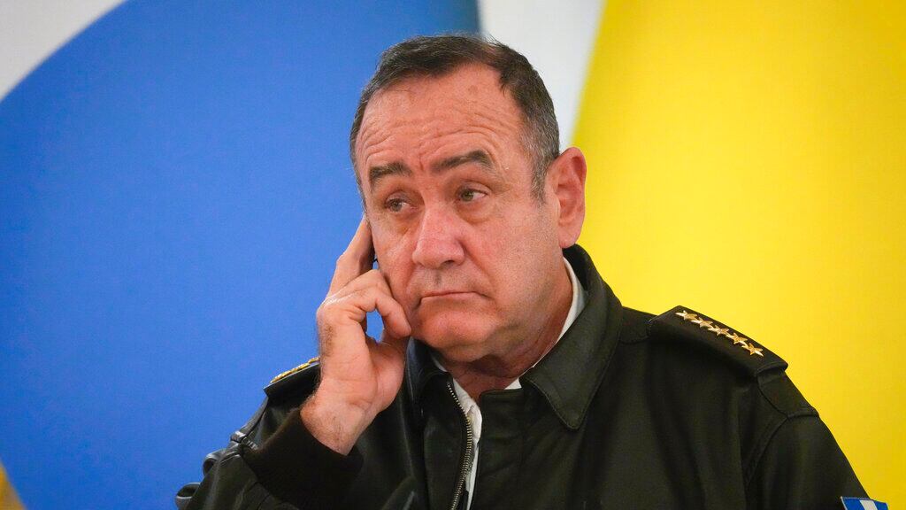 Presidente de Guatemala sale ileso luego de haber recibido ataque a tiros.