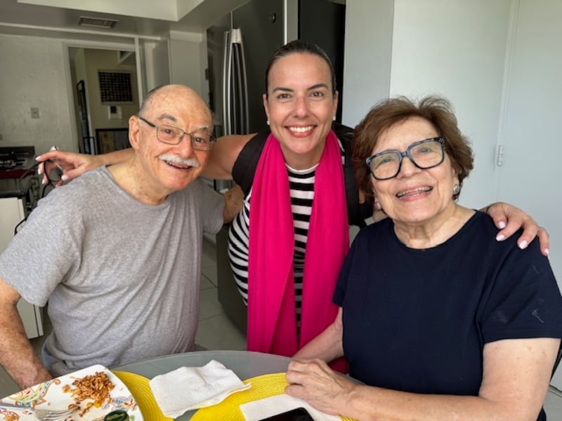 La periodista puertorriqueña Ana Belaval, al centro, junto a sus padres Mario y Anaví. Belaval trabaja en un noticiero televisivo de un canal de Chicago, mientras sus padres viven en San Juan.

Foto suministrada
