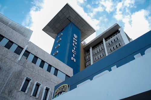 Hombre de 22 años resulta herido de bala en residencial de Carolina