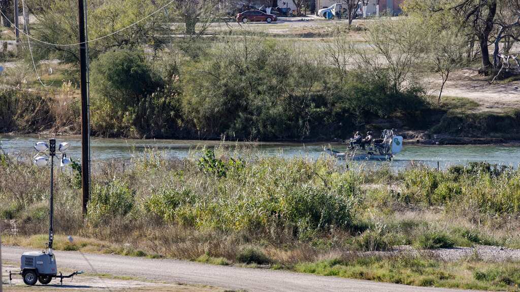 Oficiales del Departamento de Seguridad Pública de Texas trabajan dentro del parque vallado de Shelby, el jueves 11 de enero de 2024, en Eagle Pass, Texas. (Sam Owens /The San Antonio Express-News via AP)