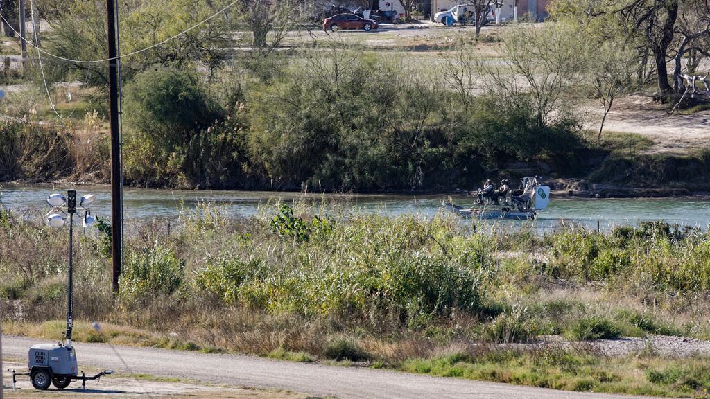 Oficiales del Departamento de Seguridad Pública de Texas trabajan dentro del parque vallado de Shelby, el jueves 11 de enero de 2024, en Eagle Pass, Texas. (Sam Owens /The San Antonio Express-News via AP)
