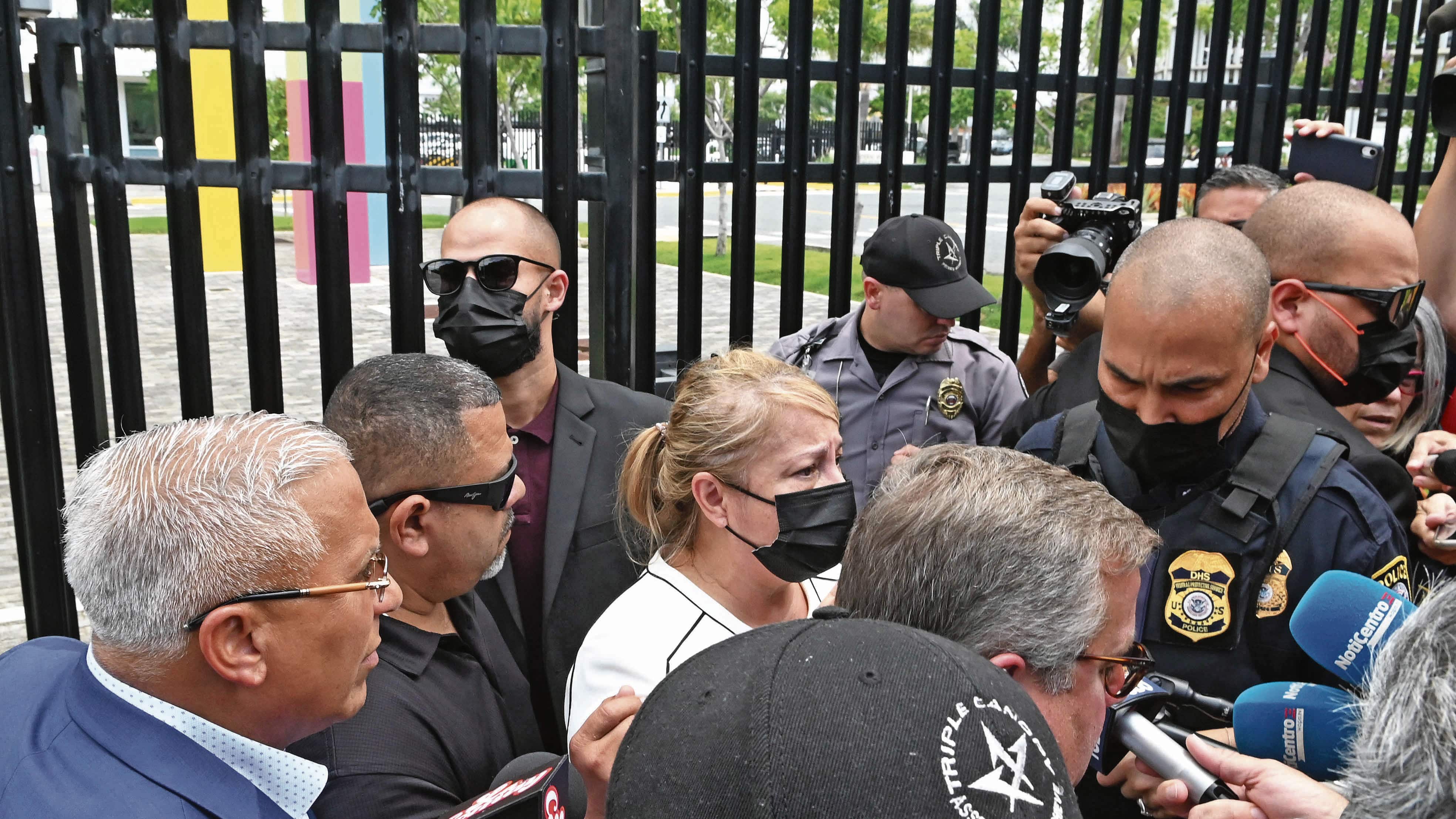 La exgobernadora Wanda Vázquez sale del Tribunal Federal. Después de haber sido arrestada por el FBI.