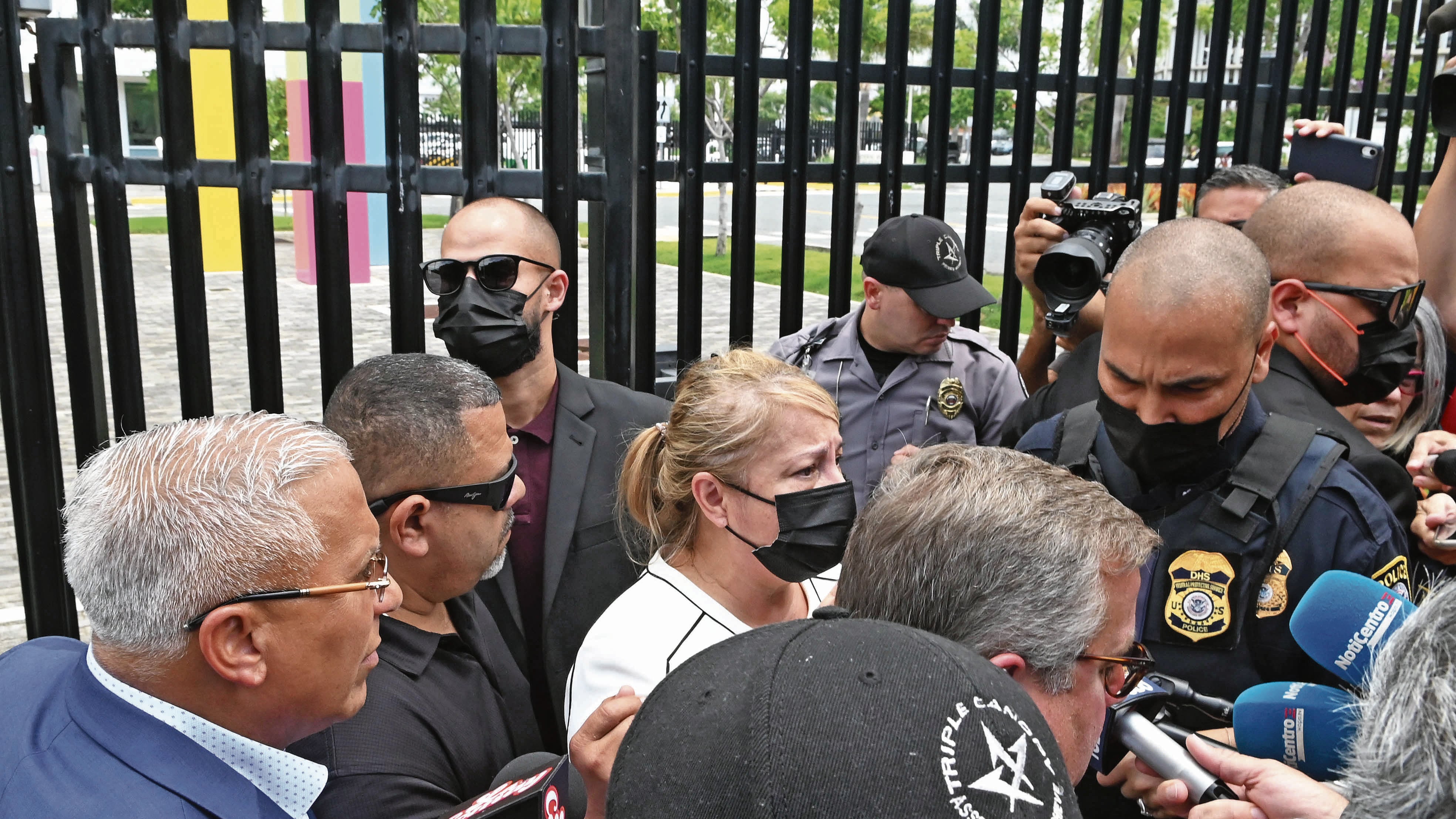 La exgobernadora Wanda Vázquez sale del Tribunal Federal. Después de haber sido arrestada por el FBI.