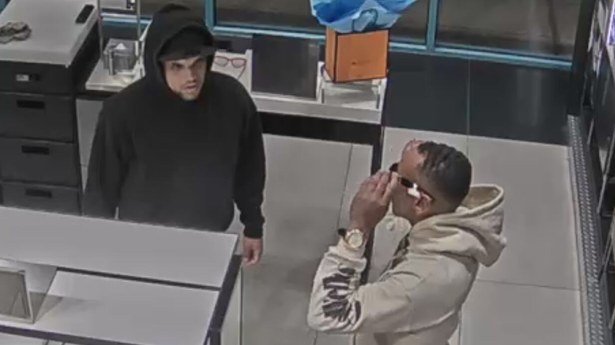 Sospechosos de robar gafas en tienda de Barceloneta.