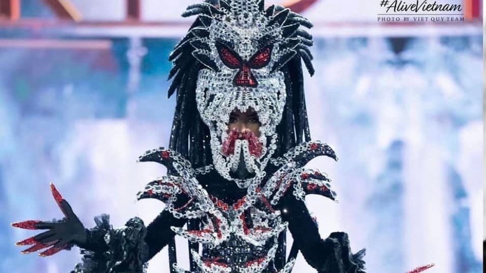 La boricua Cristina Ramos utilizó un vestido inspirado en "El Chupacabras", confeccionado por Raymond Rodríguez.