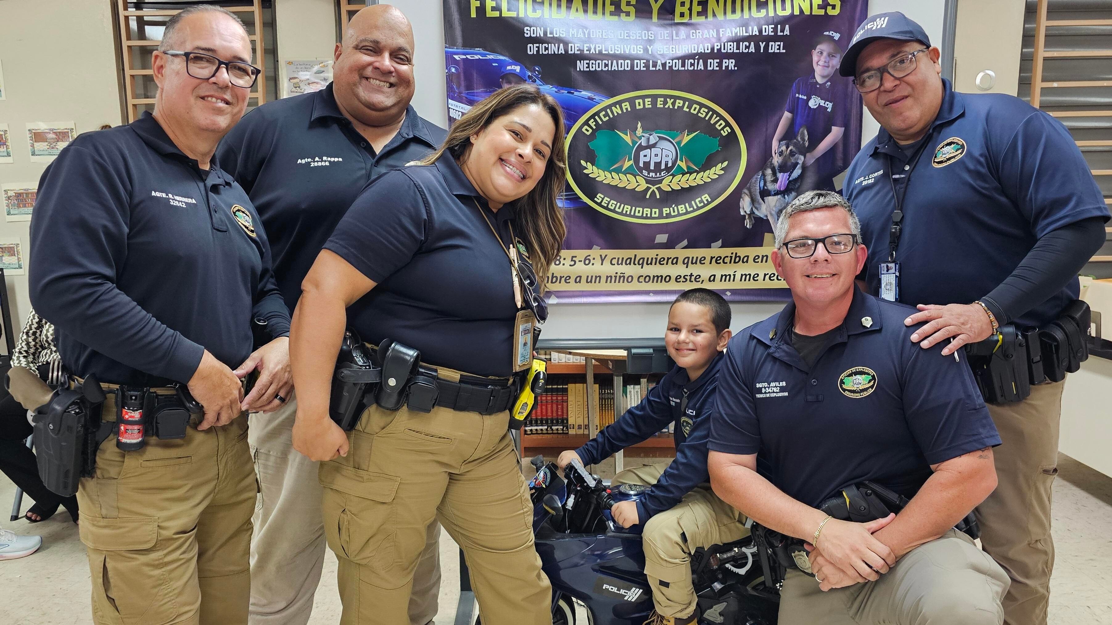 Agentes celebran cumpleaños a niño cuyo sueño es ser Policía
