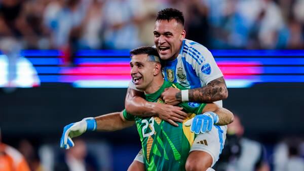 Lautaro Martínez festeja su gol con Emiliano Martínez