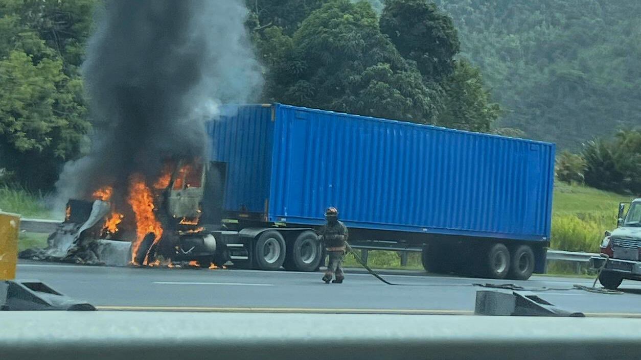 Camión incendiado en el expreso 52.