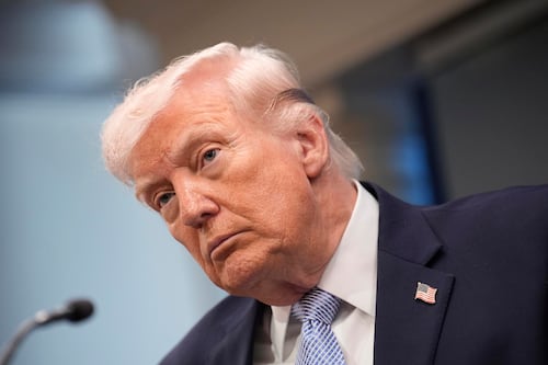 Trump dice ahora que mantiene “negociaciones intensas” con Irán horas antes del ultimátum