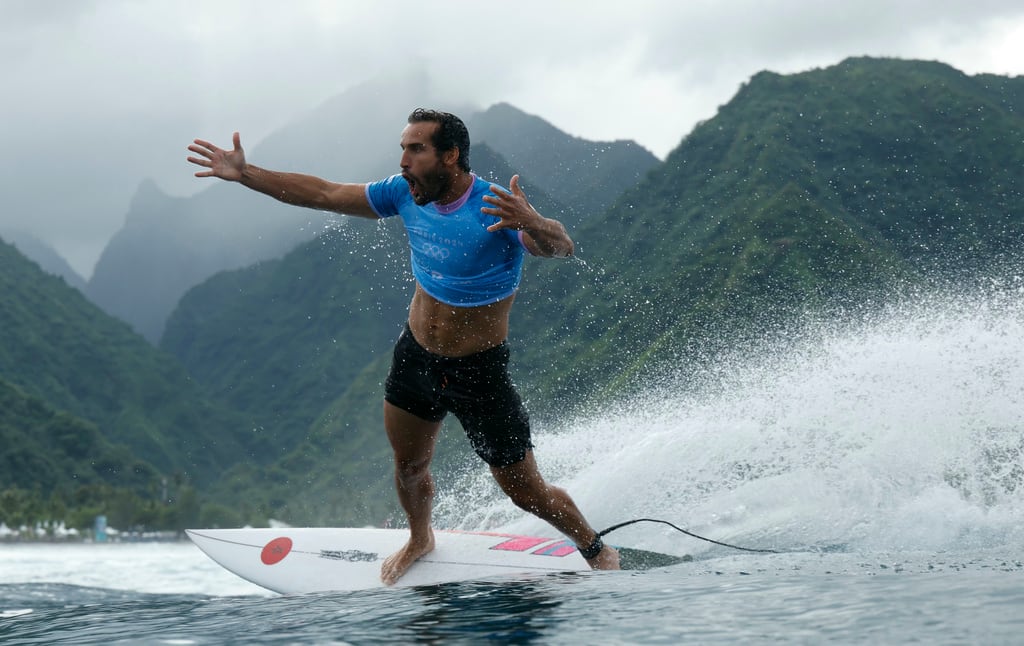 Ramzi Boukhiam de Marruecos también en la tercera ronda con la isla de Tahití al fondo.