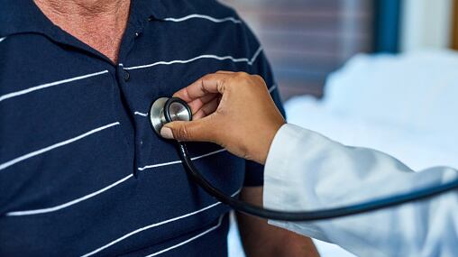 Hombre tenía un fuerte dolor en el pecho y descubrió que llevaba un cuchillo atravesado