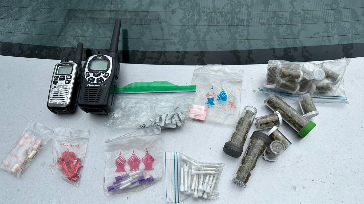 Hallazgo de drogas y dos escáner de radio frecuencia