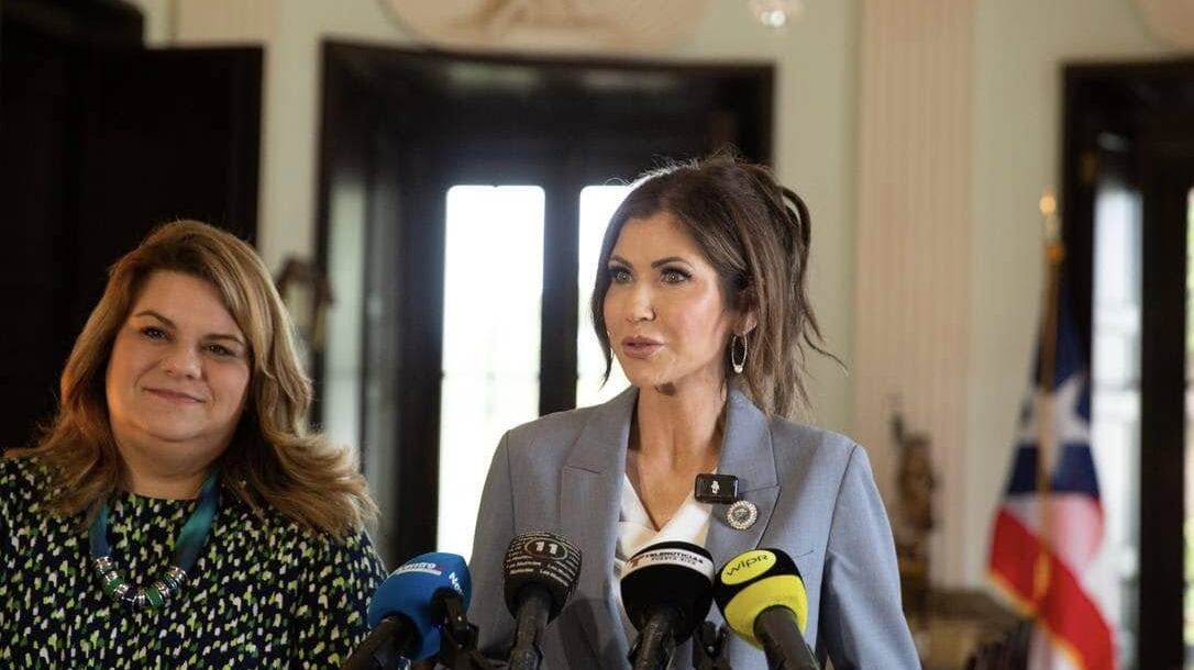 Kristi Noem, secretaria del DHS, que tiene bajo su agencia a FEMA, se reunió hace un mes con la gobernadora Jenniffer González, izquierda, en Puerto Rico.