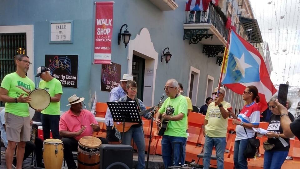 Un grupo de pensionados reclama aumento frente a La Fortaleza