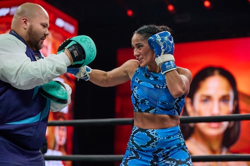 VIDEO: Amanda Serrano le pide perdón a Jasond Calderón tras pegarle sin querer