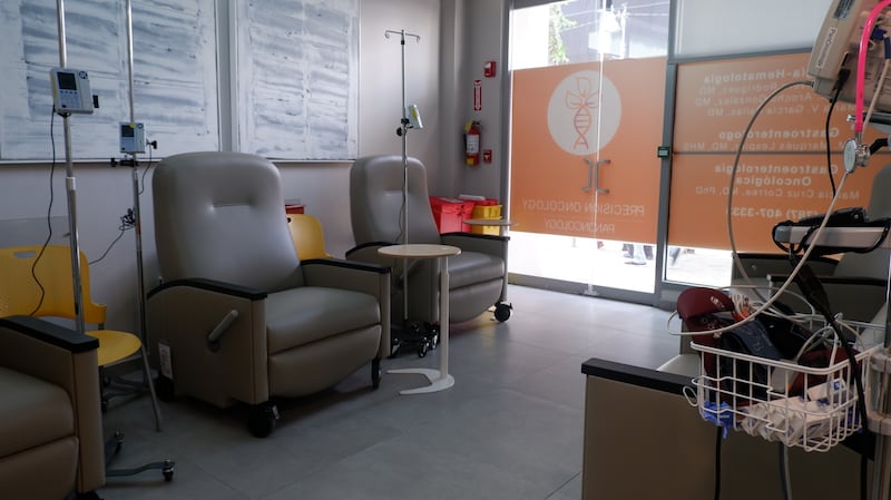 El centro cuenta con más clínicas alrededor de la isla.