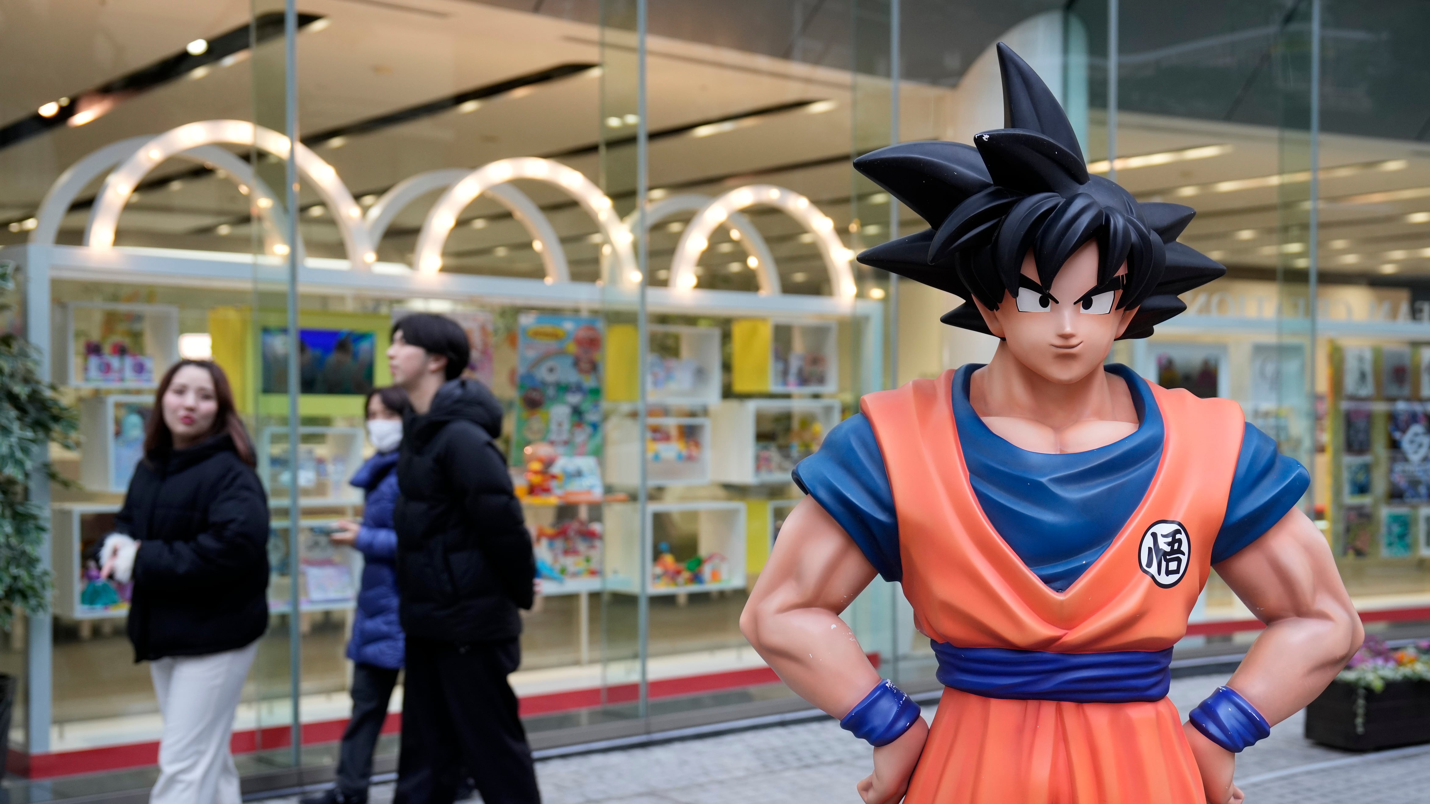 Imagen de archivo donde varios viandantes pasan junto a una escultura de Son Goku, personaje de Dragon Ball, del dibujante de manga nipón Akira Toriyama, en Tokio (Japón) el 8 de marzo de 2024. EFE/ Franck Robichon