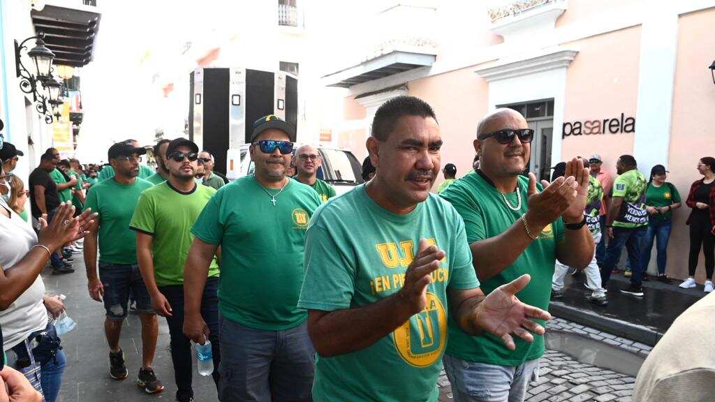 Trabajadores de distintas organizaciones sindicales protestaron hoy frente a la Fortaleza