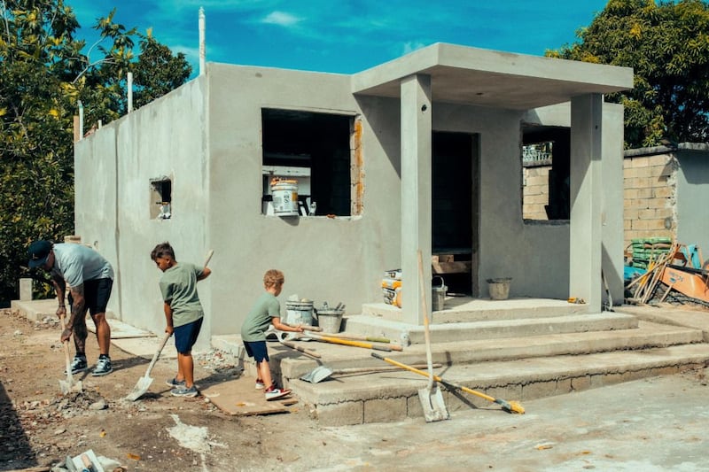 Pelotero boricua Javy Báez y su familia comienzan trabajos de su Fundación El Mago.