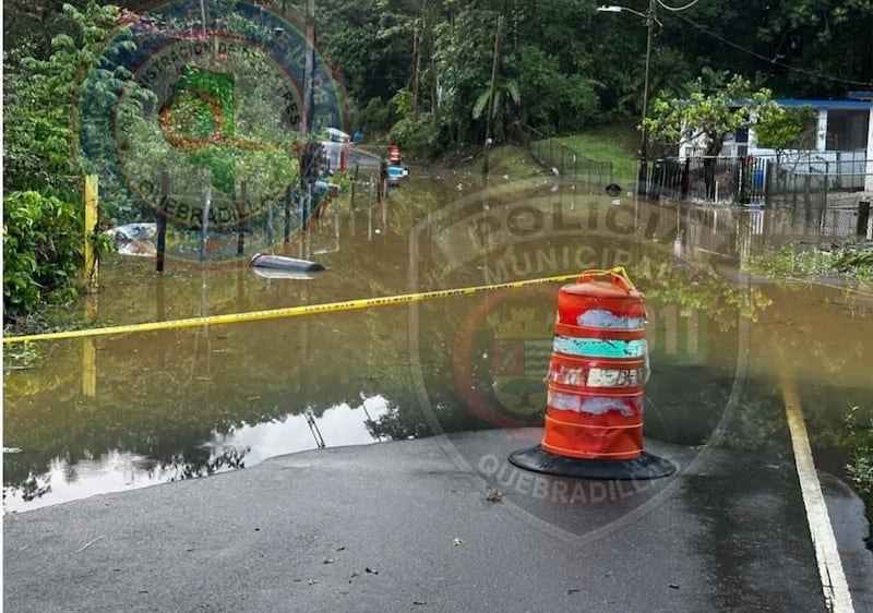 Cierran carretera debido a inundaciones en Quebradillas