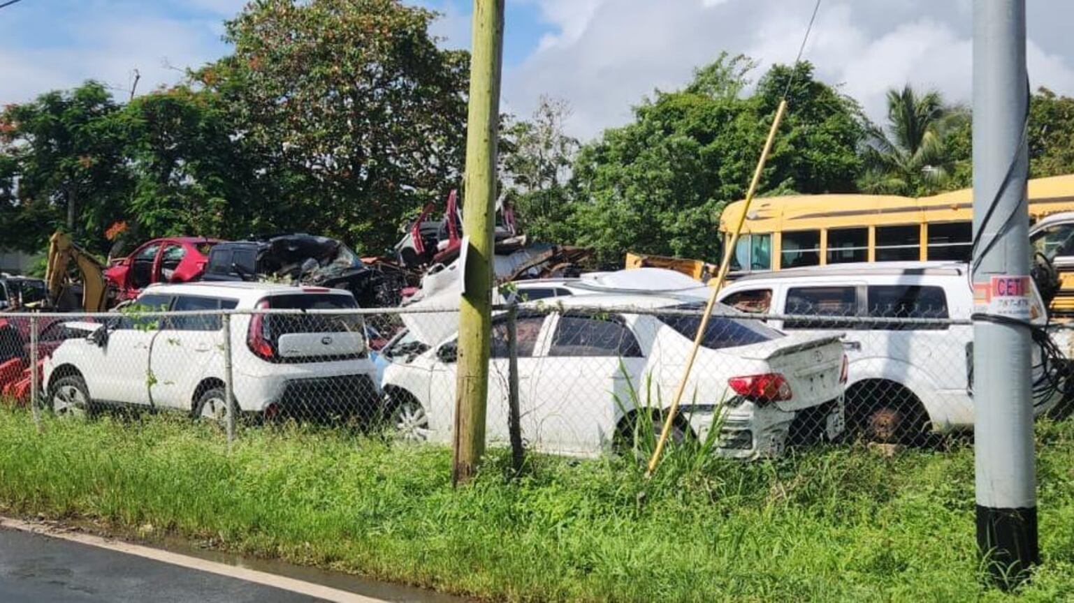 Intervienen, multan y cierran centros de mecánica y depósito de chatarras en Arecibo.