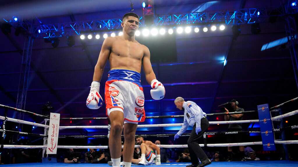 Xander Zayas gana por nocaut ante Elias Espadas.(AP Photo/John Locher)
