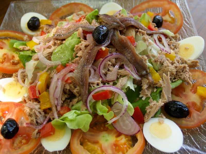 La ensalada es una de los platos más populares y consumidos, y se dice que en cada país hay al menos una versión de este alimento. Fotos: Freepik, Pexels, Unsplash, Creative Commons y Pixabay.