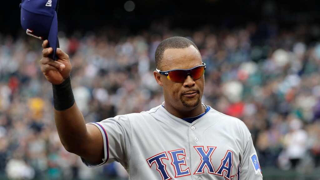 ARCHIVO - Adrián Beltré de los Rangers de Texas saluda durante el quinto inning de un juego contra los Marineros de Seattle, el 30 de septiembre de 2018, en Seattle. El dominicano ha sido elegido al Salón de la Fama del Béisbol. (AP Foto/Ted S. Warren)